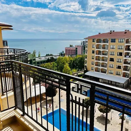 And Black Sea, Varna Apartment *